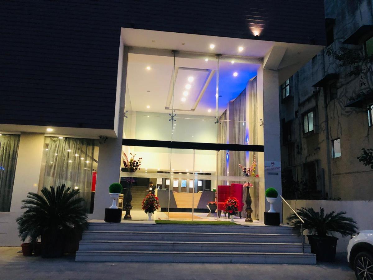 Veronica Hotel Вадодара Екстер'єр фото