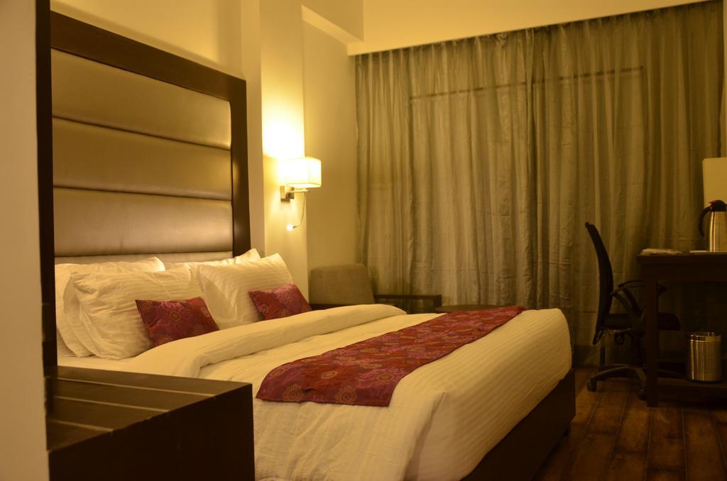 Veronica Hotel Вадодара Екстер'єр фото