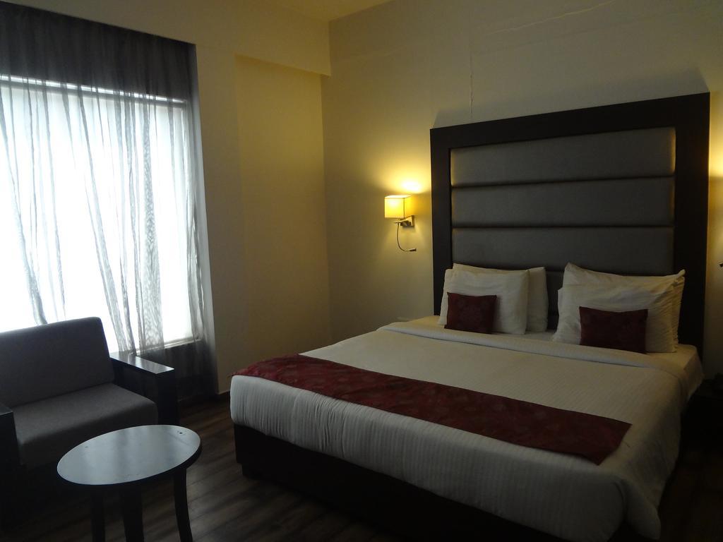 Veronica Hotel Вадодара Екстер'єр фото