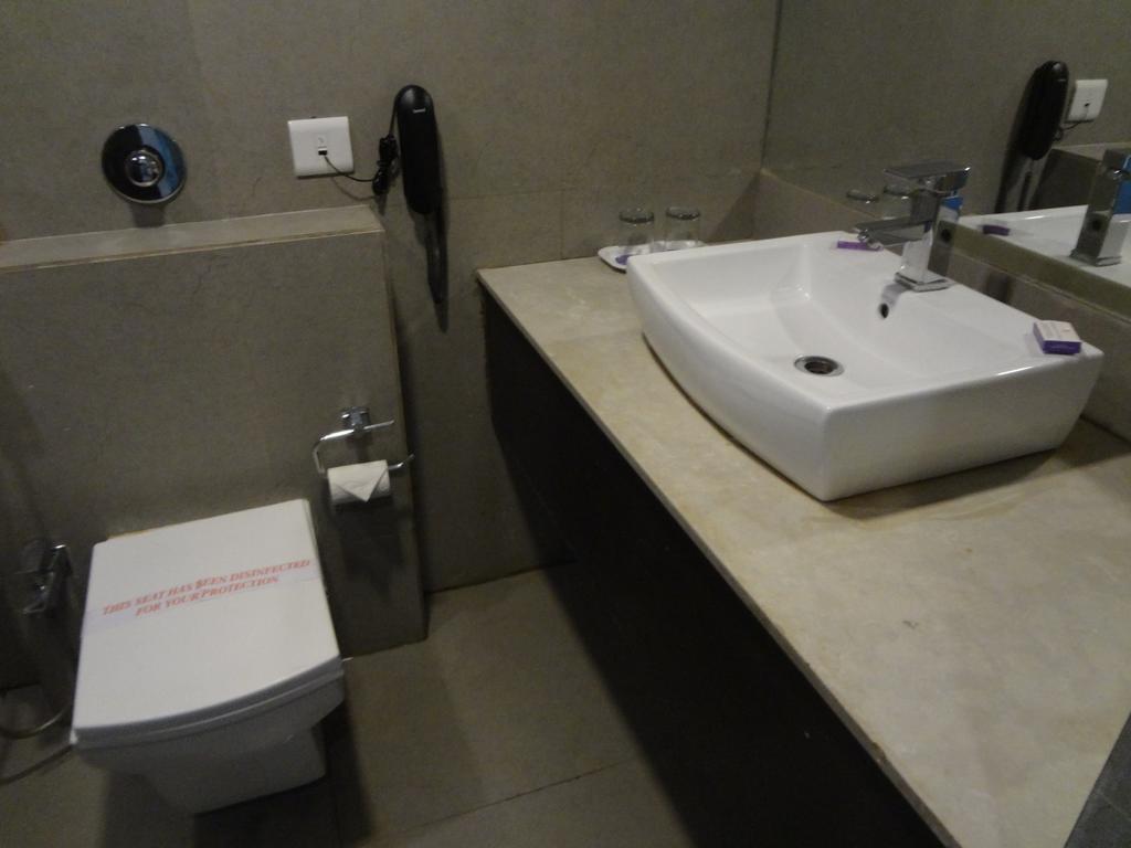 Veronica Hotel Вадодара Екстер'єр фото