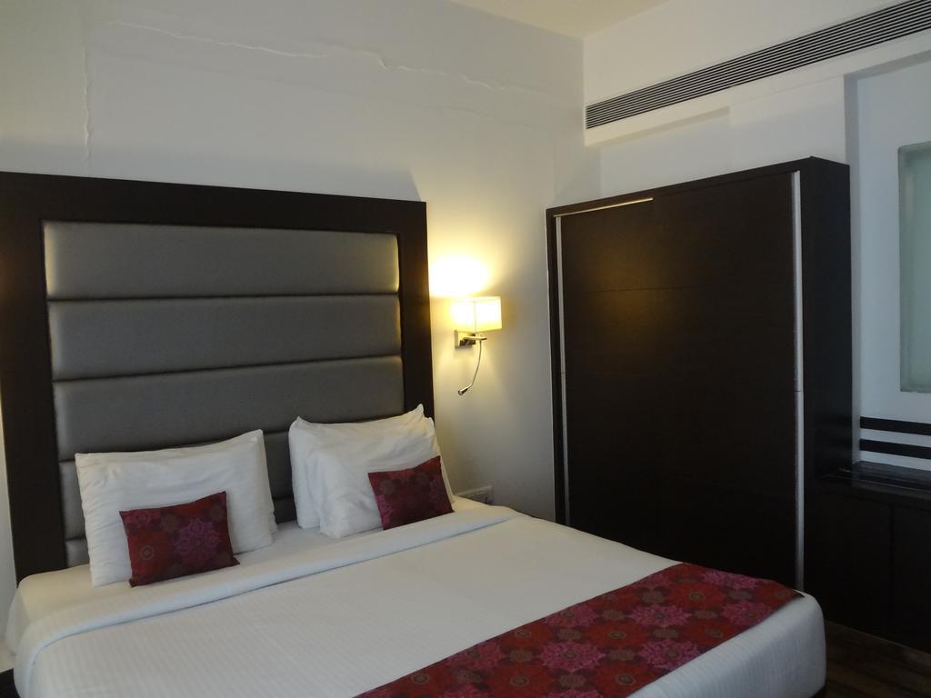 Veronica Hotel Вадодара Екстер'єр фото
